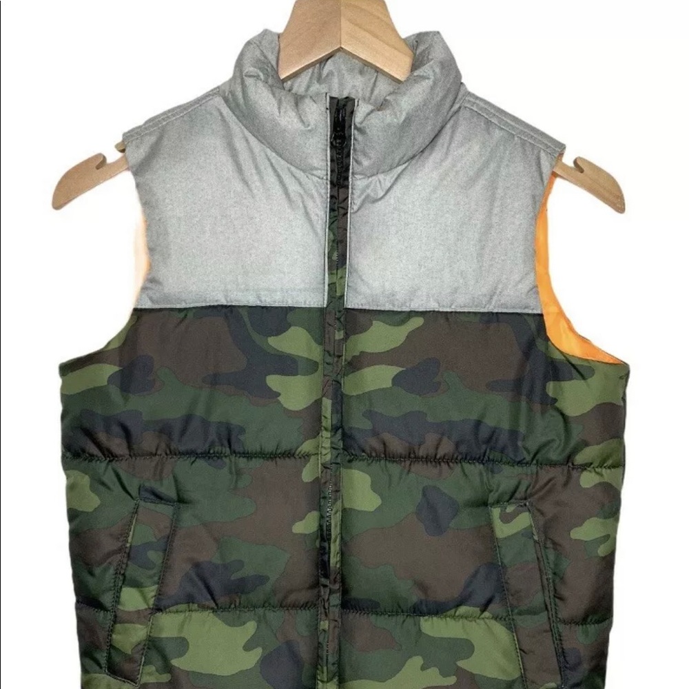Pre-Owend Old Navy Boy’s Size SP (6-7) Camo Silver Puffer Vest Winter Jacket